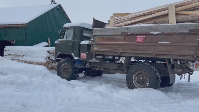 Рабочие будни. Продажа горбыля.