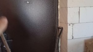 женщина строит дом.