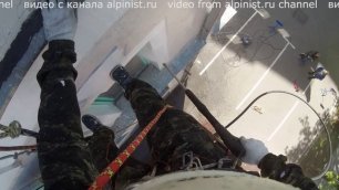 Съёмка экшн-камерой подъёма на верх промышленного альпиниста, спуск вниз на канатах для мойки фасада