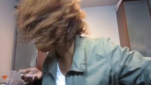 Негритянка съела перец чили