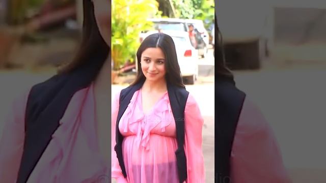 Ranbir Kapoor ? Alia Bhatt ? Her Baby Bump ?Spotted At Mehboob Studio ?