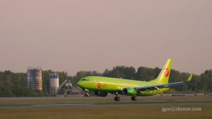 Боинг 737 авиакомпании S7 приземляется в аэропорту Толмачёво на закате.