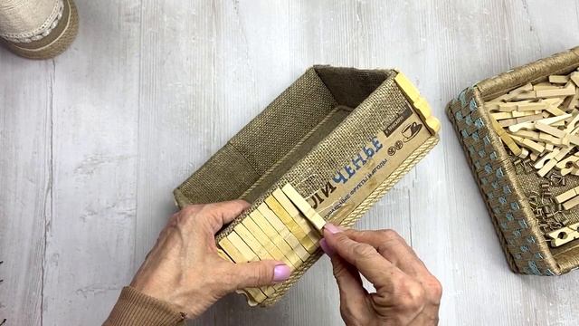 Вы удивитесь, какая красота получилась из  коробки, прищепок и верёвки. DIY Идея.