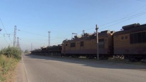 Тяговый агрегат ОПЭ1-184 с порожними думпкарами