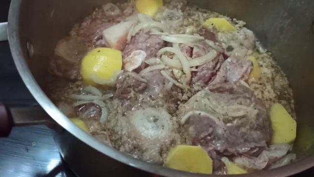 Готовим вкусное маринованные мясо с картофелем.