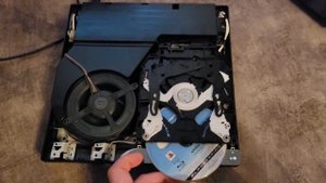 PS3 не крутит диск. Что делать?