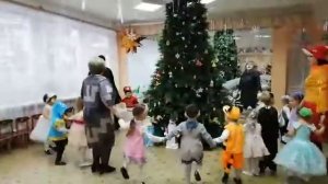 "На нашей елке шишки" хоровод