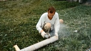 Нарезаем асбестовую трубу для вентиляции в фундаменте