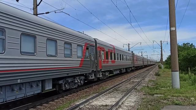 Электровоз ЭП1П-052 с поездом №472 Москва-Адлер заходит на станцию Миллерово смотреть онлайн
