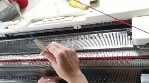 Шапка резинкой 2х2. Как проще связать макушку. Красивые убавки. Клинья.