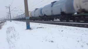 Электровоз 2ЭС10-105 Гранит с наливным поездом следует по перегону Арамиль-Седельниково