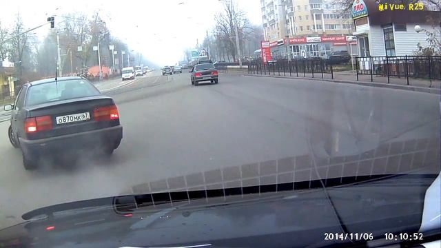 Пересечение сплошной линии на перекрестке ул.Фрунзе. Смоленск. смотреть онлайн