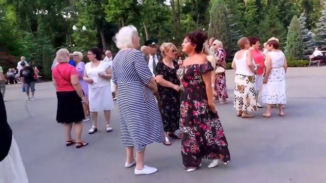 ЗНАЮ, ЖДЁШЬ МЕНЯ ТЫ ГДЕ-ТО! СЧАСТЛИВЫЕ МОМЕНТЫ ИЗ ПАРКА ГОРЬКОГО ХАРЬКОВ 2021 смотреть онлайн