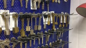 Стенд с заготовками ключей