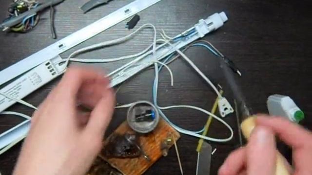 Ремонт люминесцентного светильника. Замена электронного балласта. смотреть онлайн