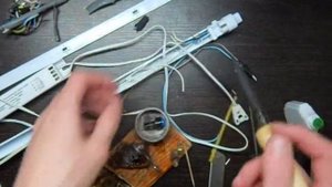 Ремонт люминесцентного светильника. Замена электронного балласта.
