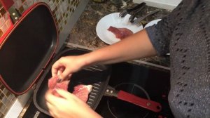 Свинина и овощи на двойной сковороде-гриль