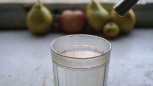 Процесс растворения таблетки Супрадина в воде