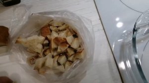 Готовлю сухарики для салата Цезарь
