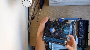 Как установить шильдик материнской платы в корпус ПК