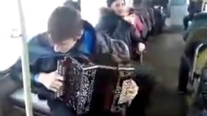 Бухой чувак гениально играет Бумер на гармошке