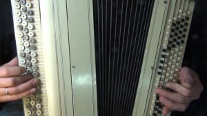 "Яблочко" (баян крупным планом)