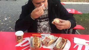 ВКУСНЫЙ ХОТ-ДОГ ЗА 100 РУБЛЕЙ ? УЛИЧНЫЙ ОБЗОР ХОТ-ДОГОВ | КАФЕ КАРУСЕЛЬ В ПАРКЕ