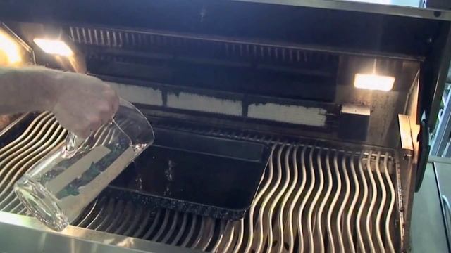 Готовим пикантную курочку на вертеле газового гриля Napoleon - www.Grill-Tut.ru смотреть онлайн