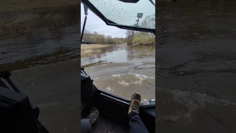 попали в бурный поток на вездеходе, и чуть не залили кабину