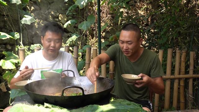 10斤牛雜，兩兄弟煮麻辣牛雜火鍋，麻辣開胃，就著大鍋吃過癮！ 【鐵鍋視頻】 смотреть онлайн
