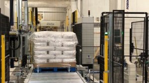 Упаковка мешков в стретч-плёнку на паллете. Паллетообмотчик Robopac с вращающейся рукой.
