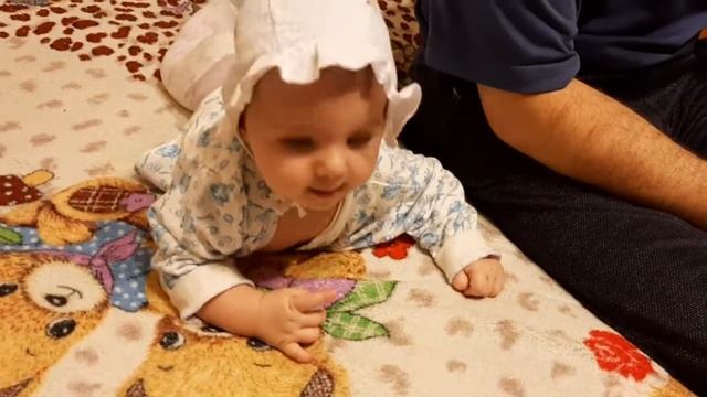 Папа и четырехмесячный малыш смотрят футбол смотреть онлайн