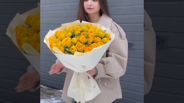 Букет из пионовидных кустовых роз «Пиона Бабблс» смотреть онлайн