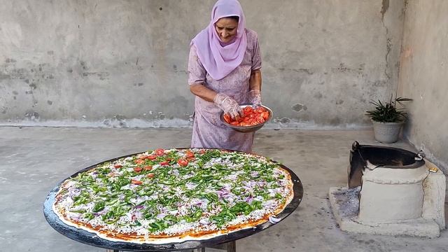 PIZZA | PANEER PIZZA | GIANT PIZZA | PIZZA RECIPE | BIGGEST PIZZA | BY GRANDMA | VEG VILLAGE FOOD смотреть онлайн