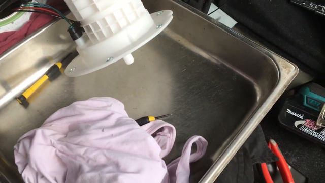 2006 Mercedes SLK200 Kompressor (R171), Fuel filter change смотреть онлайн