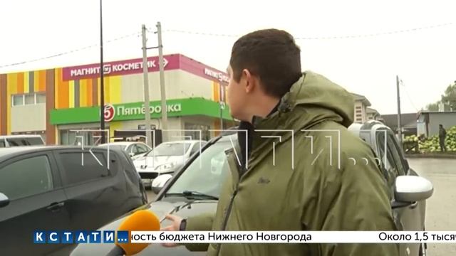Из-за нехватки парковочного пространства, жители Анкудиновского парка перекрыли дорогу смотреть онлайн