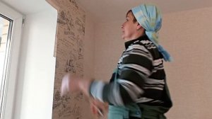 Как обрезать излишки обоев на откосах и на внешних углах.