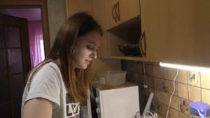 Дочка на кухне