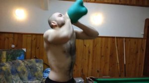 Александр Карасёв - надуваю грелку