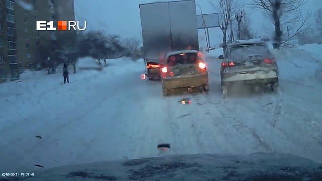 Фура на Селькоровской не смогла подняться в горку и покатилась вниз смотреть онлайн