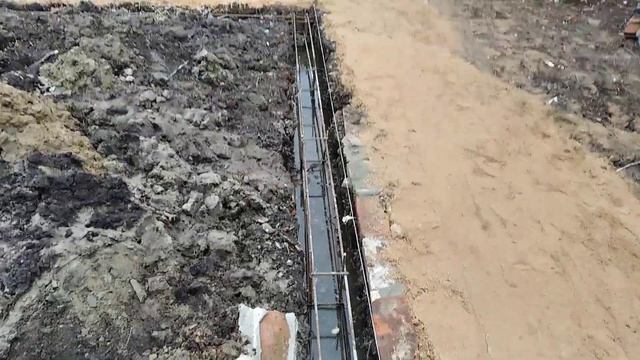 Гравий тонет в болоте.