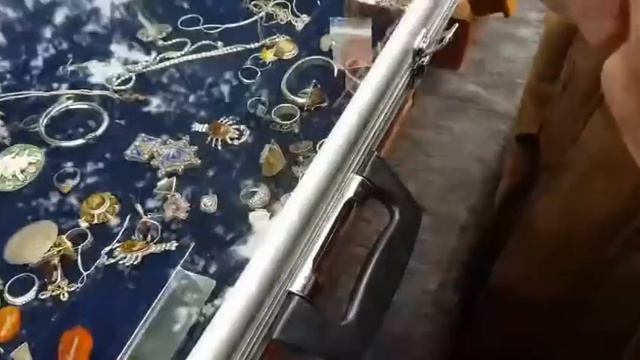 Барахолка в Килбурне, покупки и большая очередь. смотреть онлайн