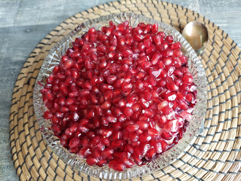 Мясной салат с гранатом, грецкими орехами, сыром. Сытный и красивый.
