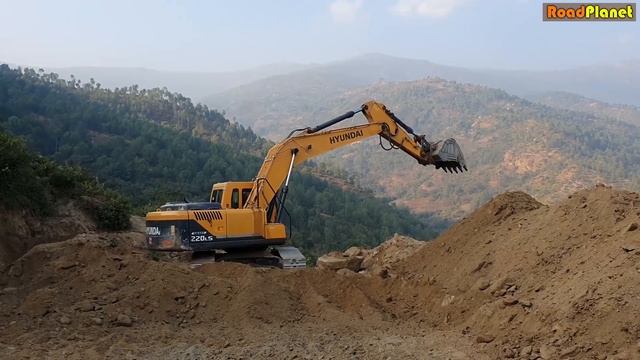 Hyundai 220 Excavator and Kobelco 220 Excavator Active in Mountain Road Construction смотреть онлайн
