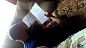 Редкое явление - папа читает сыну книжку!