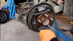 Два способа проверить износ барабанных колодок Ford Focus II 1,6 Форд Фокус 2009 года