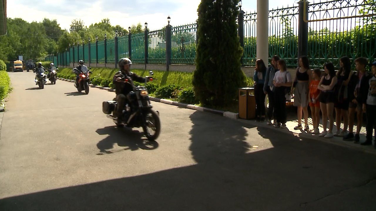 (12+) Байкеры подарили праздник детям из семейного центра «Мытищинский»