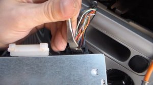 How to: Change / Remove factory radio  (2001-2007 ford escape)