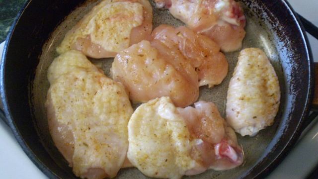 Жареное мясо кусочками на сковороде