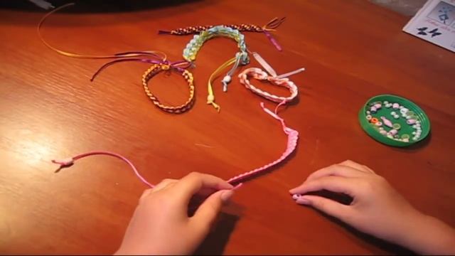 Фенечка из лент. Как сделать фенечку. Рукоделие из атласных лент